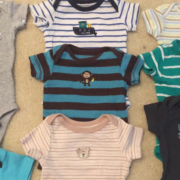 BOYS NEWBORN lot of baby clothes - Picture 3 of 5